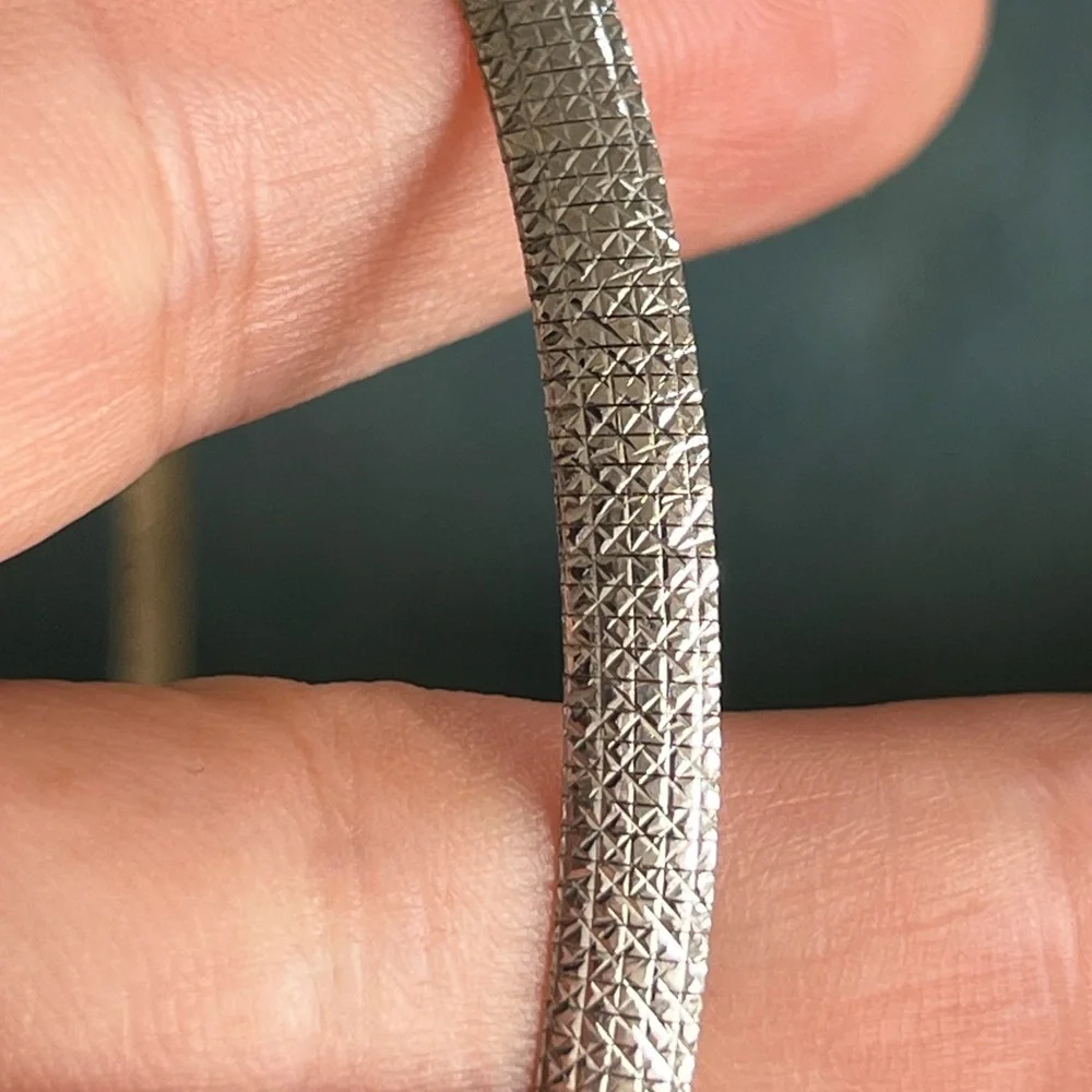 Diamond cut two tone,double sided Omega Necklace in 10k gold - Picture 6 of 9